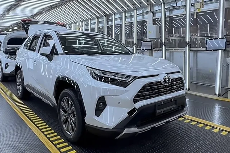 $23,915 سے شروع ہونے والا، نیا ٹویوٹا RAV4 فروخت پر ہے۔